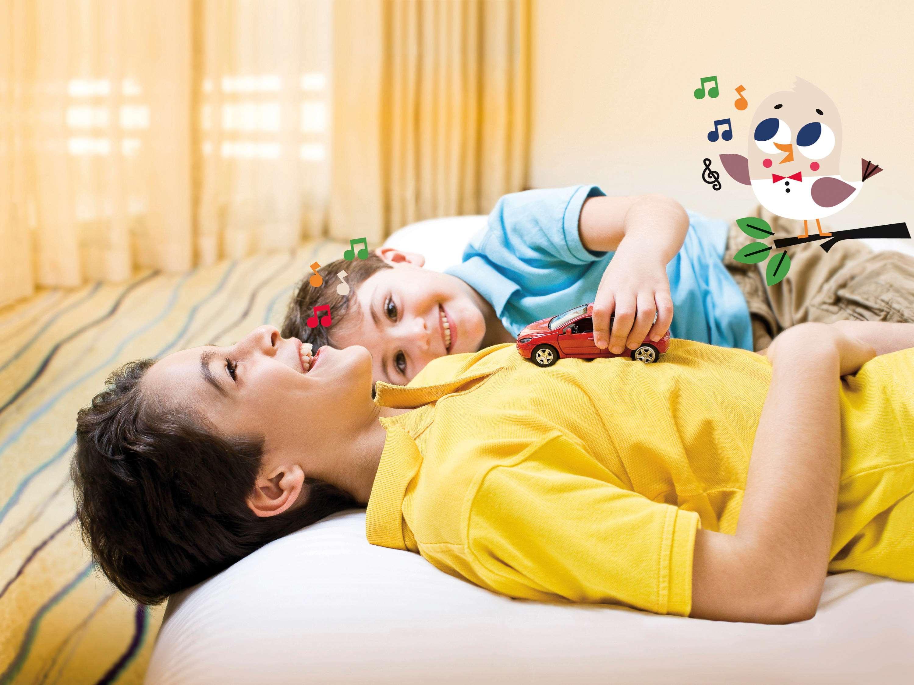 玛拉巴塔丹吉尔瑞享酒店及娱乐场 外观 照片 A child with autism playing with a toy