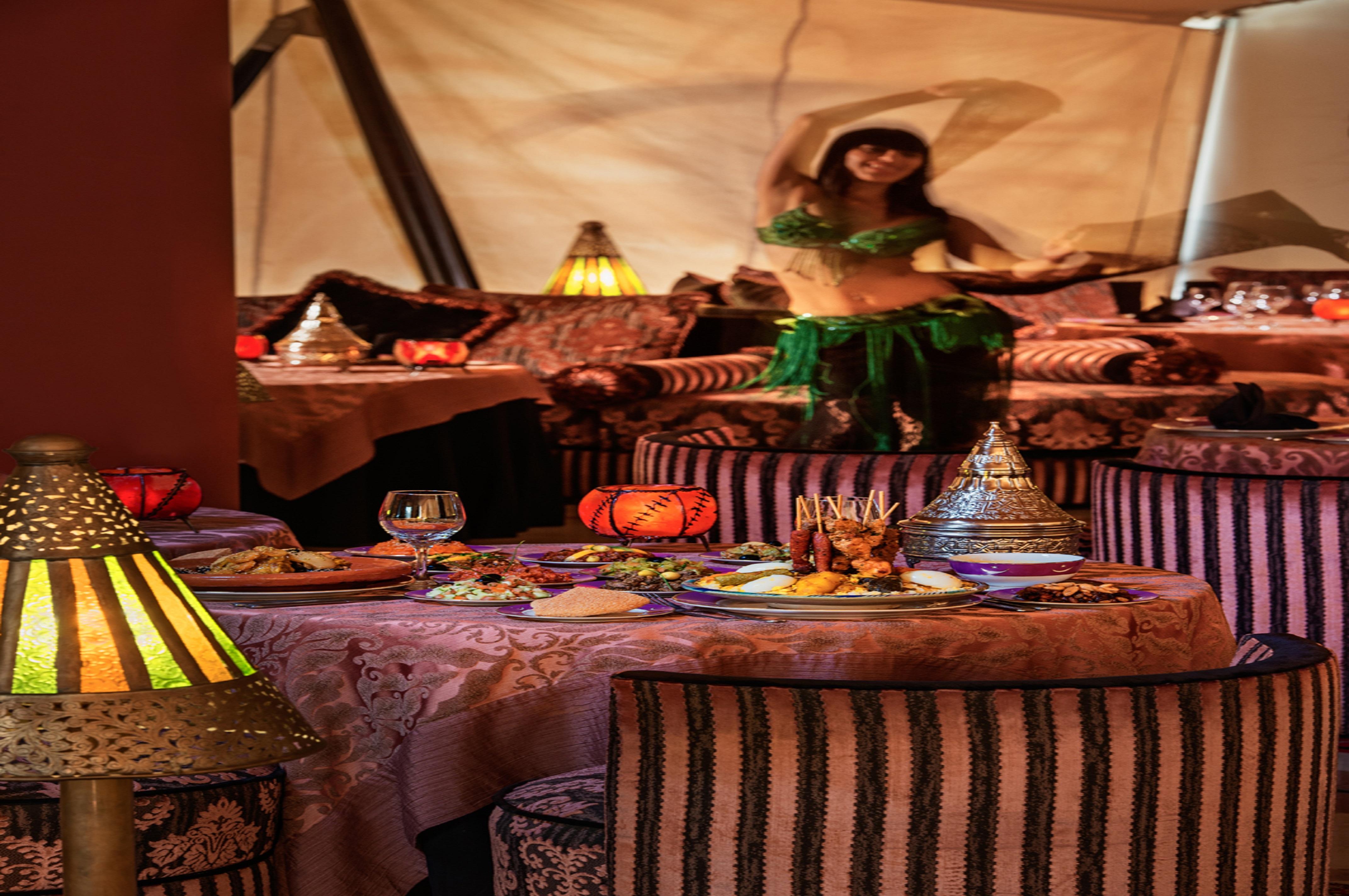 玛拉巴塔丹吉尔瑞享酒店及娱乐场 外观 照片 A belly dancer in a restaurant in Cairo